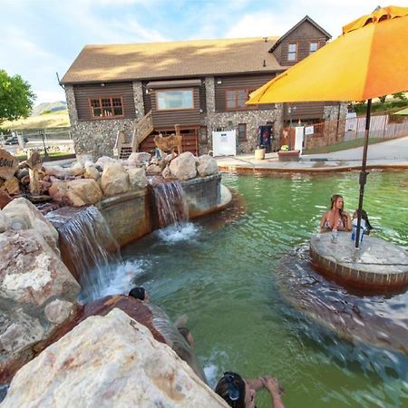 Camelot Inn At Honeyville Exterior photo