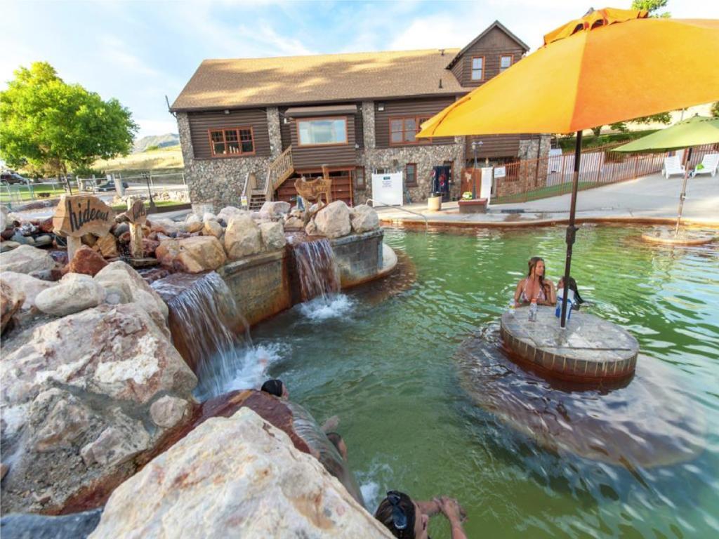 Camelot Inn At Honeyville Exterior photo