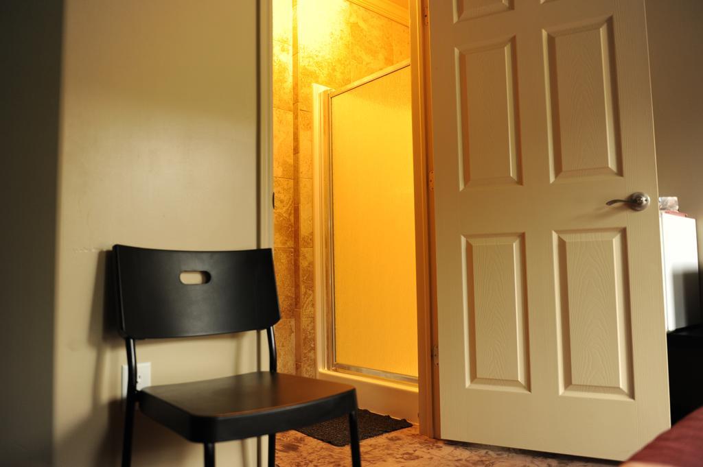 Camelot Inn At Honeyville Room photo