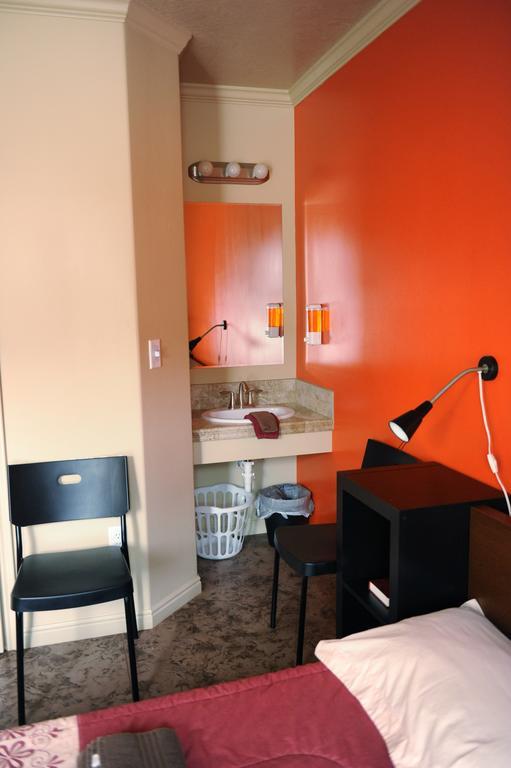 Camelot Inn At Honeyville Room photo