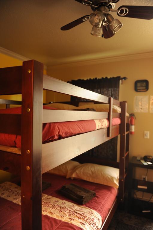 Camelot Inn At Honeyville Room photo