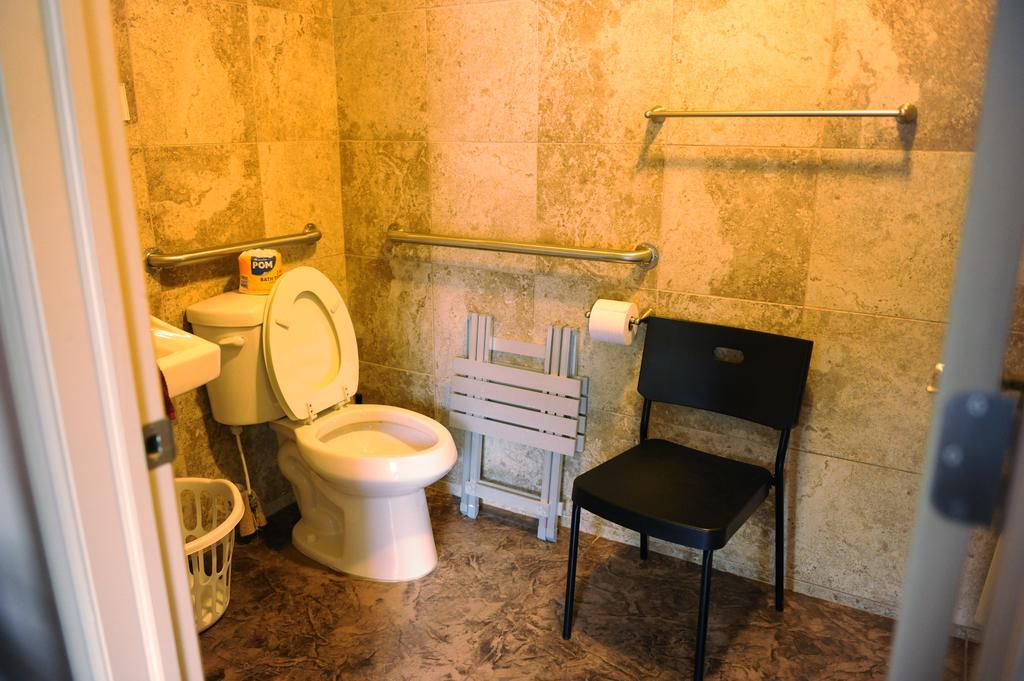 Camelot Inn At Honeyville Room photo