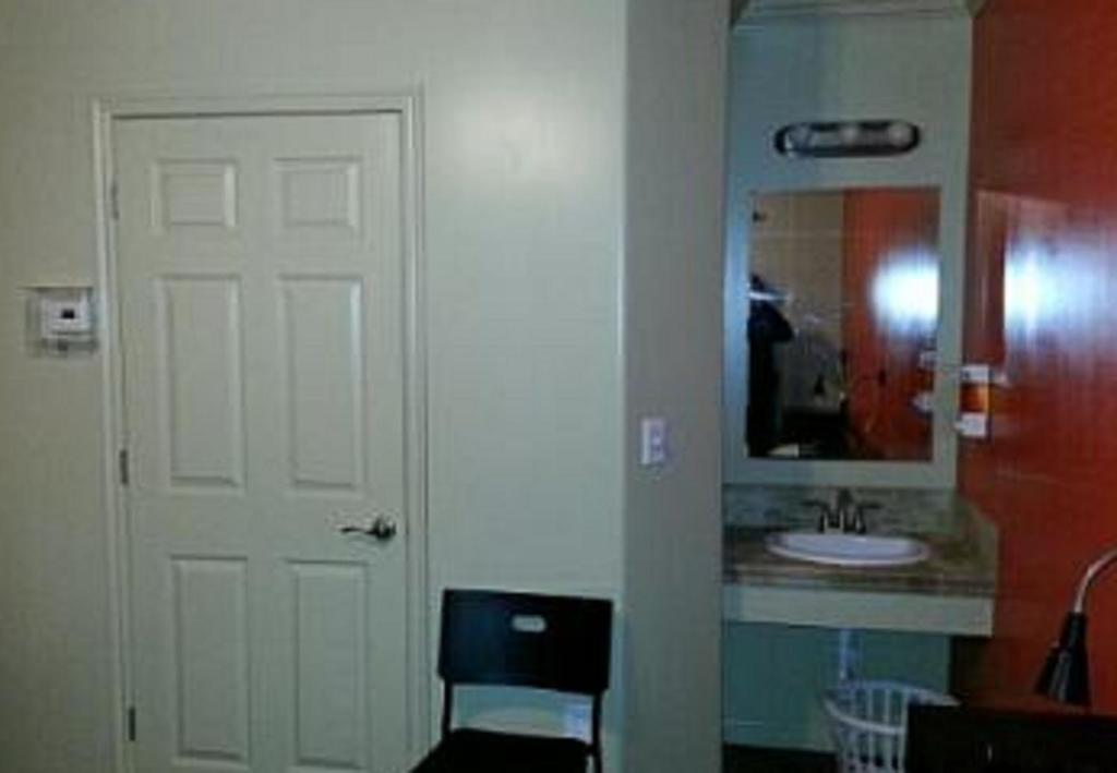 Camelot Inn At Honeyville Room photo