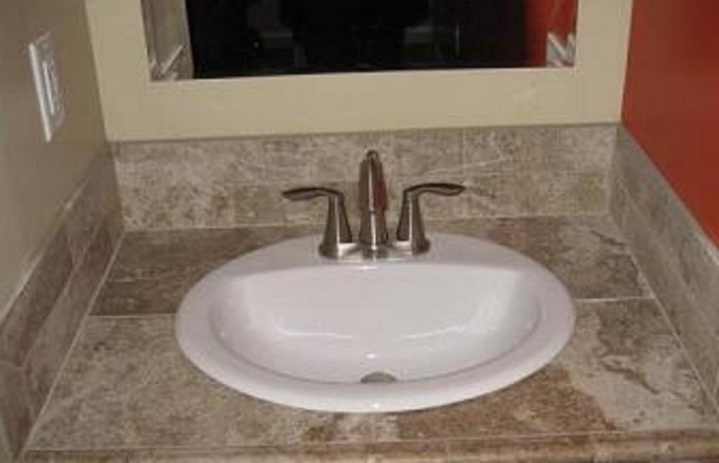 Camelot Inn At Honeyville Room photo
